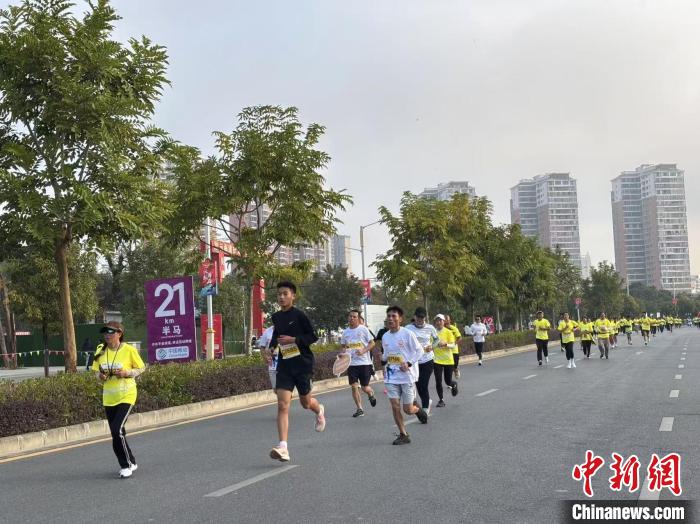 2024中缅瑞丽-木姐跨国马拉松吸引逾9000名跑者 赛