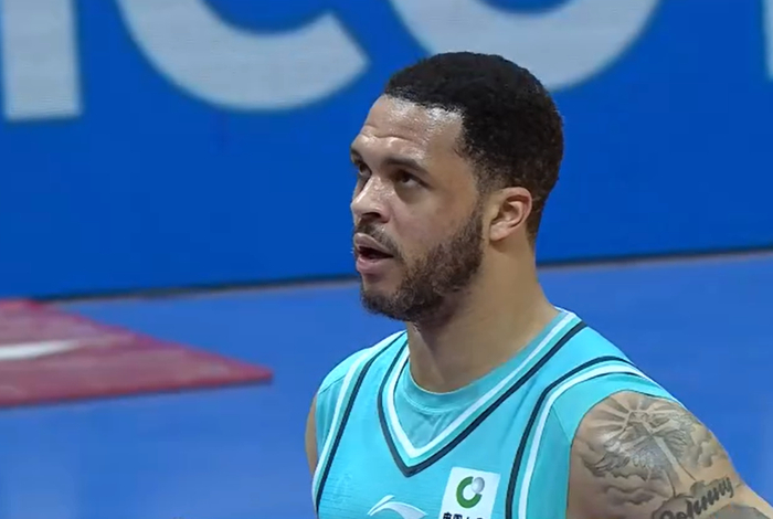 上海队力克青岛豪取七连胜登顶积分榜