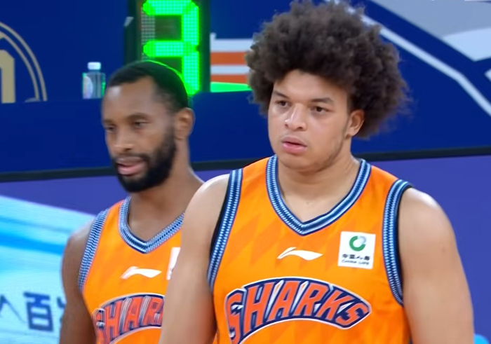 上海队力克青岛豪取七连胜登顶积分榜