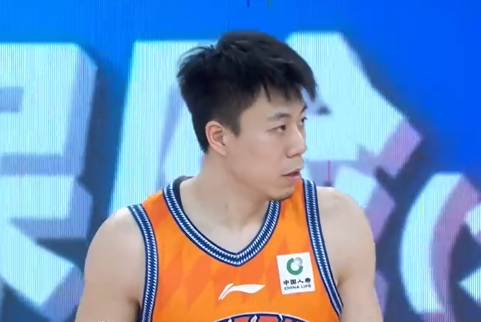 上海队力克青岛豪取七连胜登顶积分榜