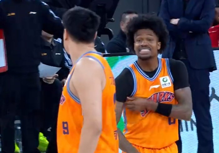 上海队力克青岛豪取七连胜登顶积分榜