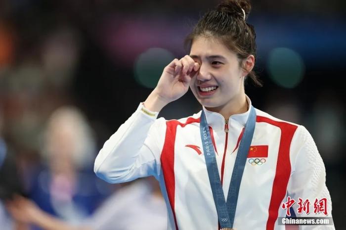 巴黎奥运健儿献唱春晚《孤勇者》展现赛场风采