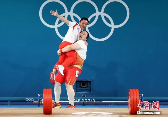 巴黎奥运健儿献唱春晚《孤勇者》展现赛场风采