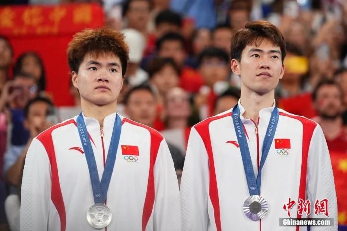 巴黎奥运健儿献唱春晚《孤勇者》展现赛场风采