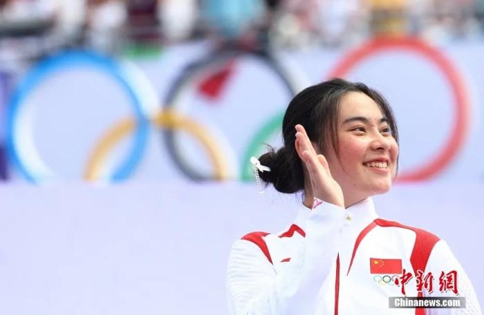 巴黎奥运健儿献唱春晚《孤勇者》展现赛场风采