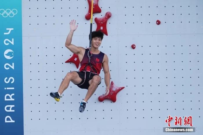 巴黎奥运健儿献唱春晚《孤勇者》展现赛场风采