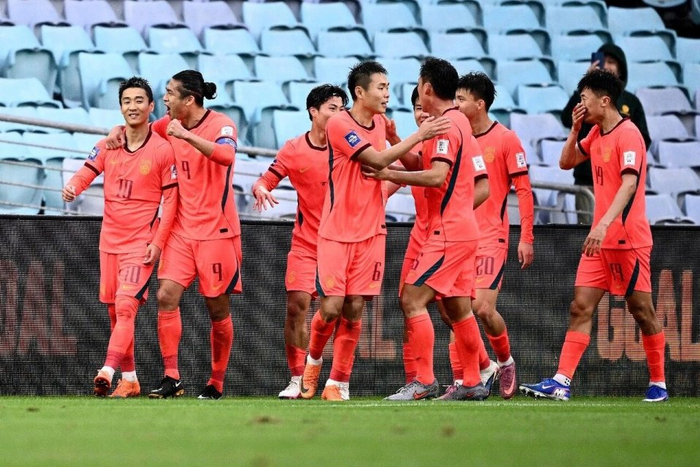 中国男足2-0完胜世界杯新军 邵佳一执教首秀开门