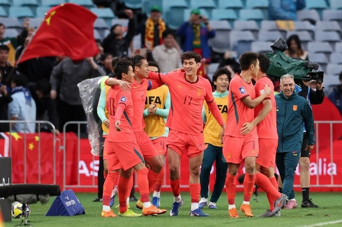 中国男足2-0完胜世界杯新军 邵佳一执教首秀开门