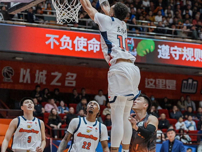 广东男篮客场逆转青岛，胡明轩王洪泽联手爆发